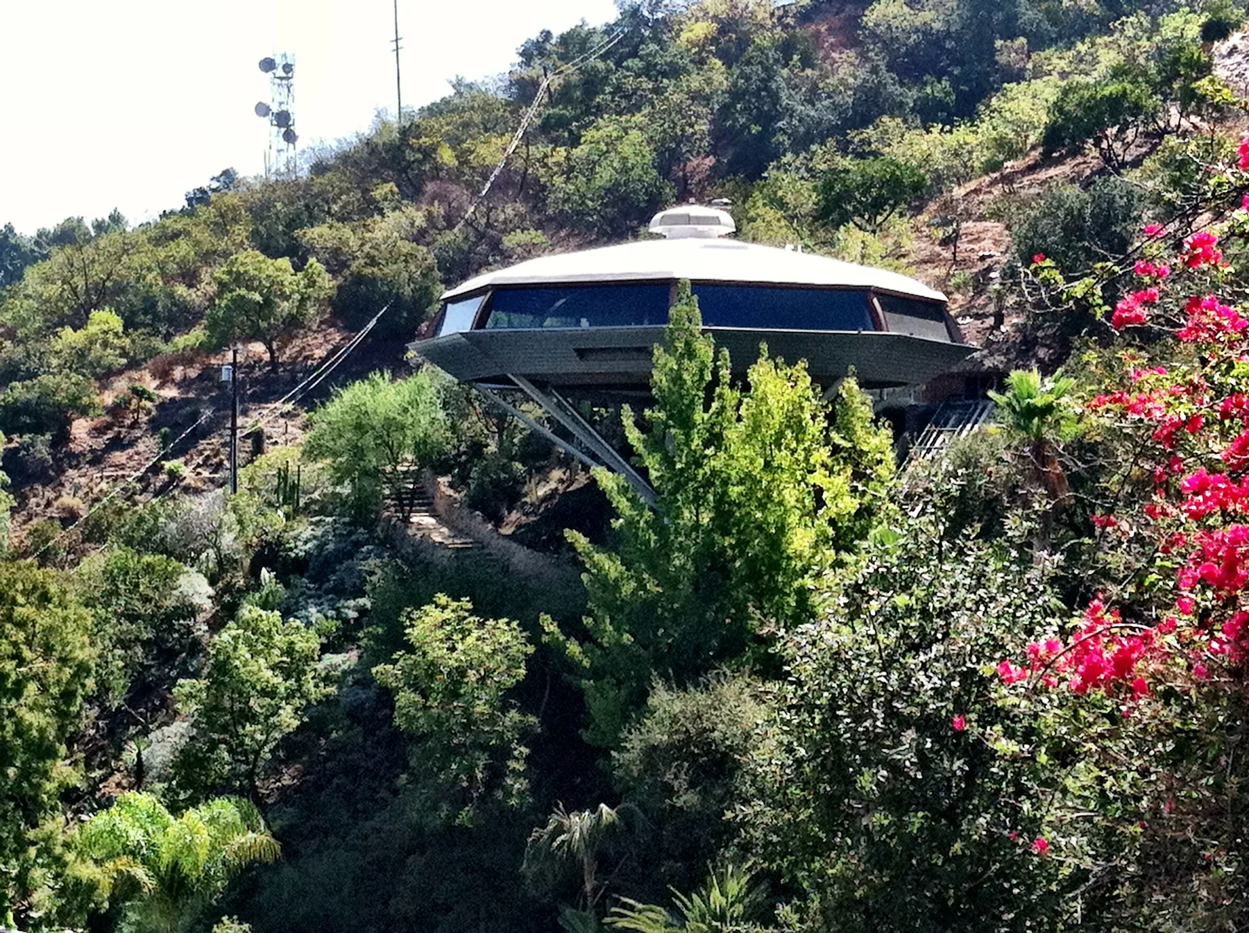 The Chemosphere by John Lautner, an octagonal house raised on a single concrete column above the hillside.