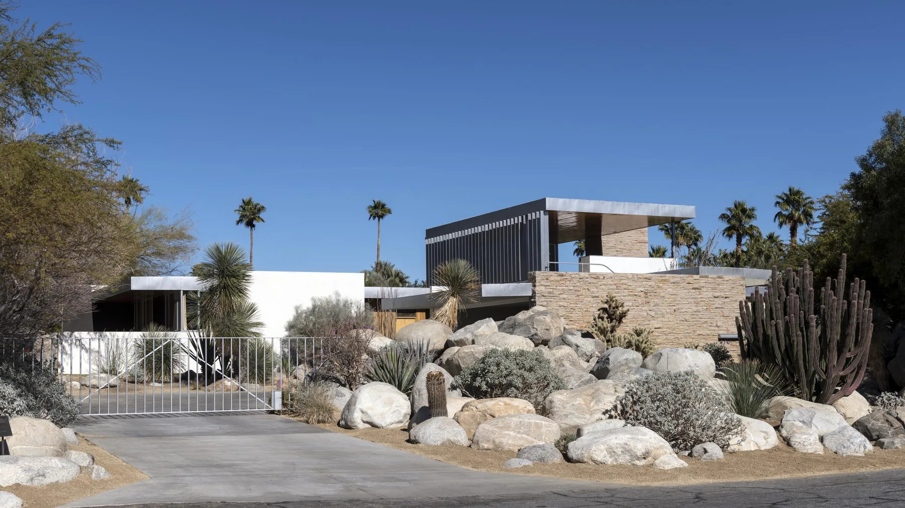 The Kaufmann Desert House by Richard Neutra, Palm Springs, seen across its pool at dusk.