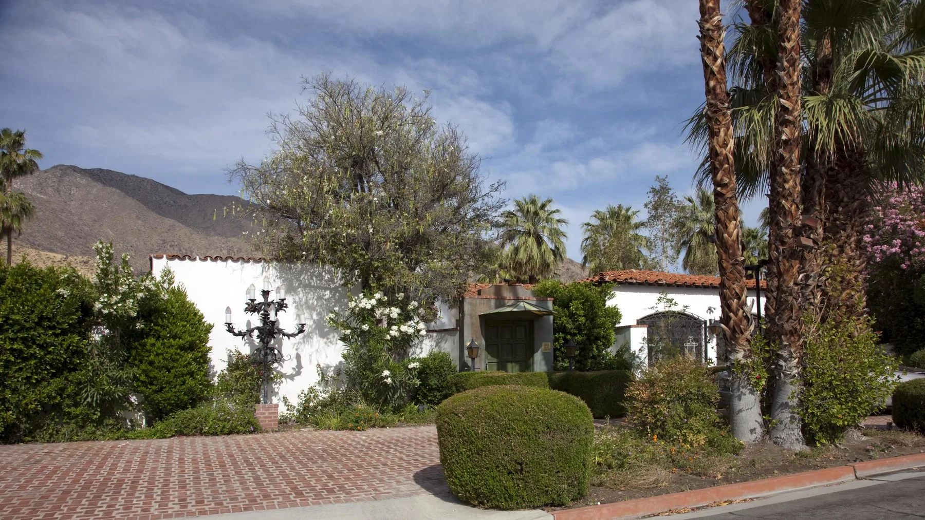 A Palm Springs residence by the Alexander Construction Company, seen from the street.