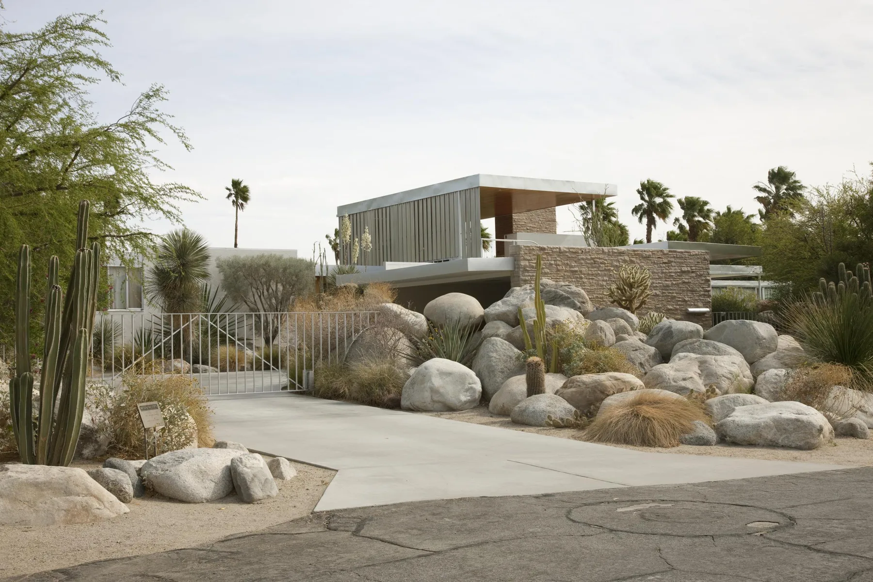 A Palm Springs mid-century modern house by the Alexander Construction Company under a low roof, in desert light.