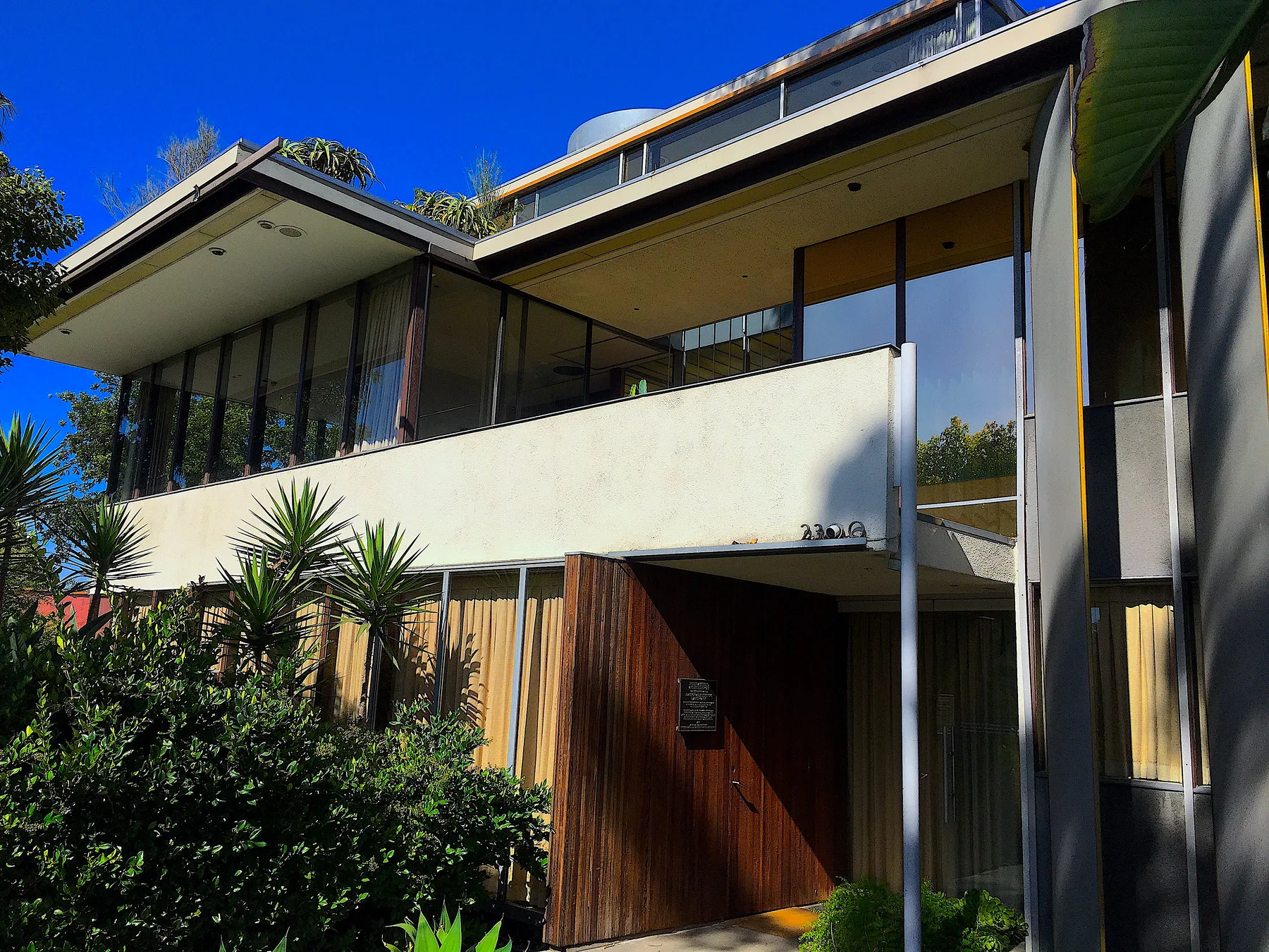 Exterior of the Neutra VDL House, its louvred façade and rooftop water garden.