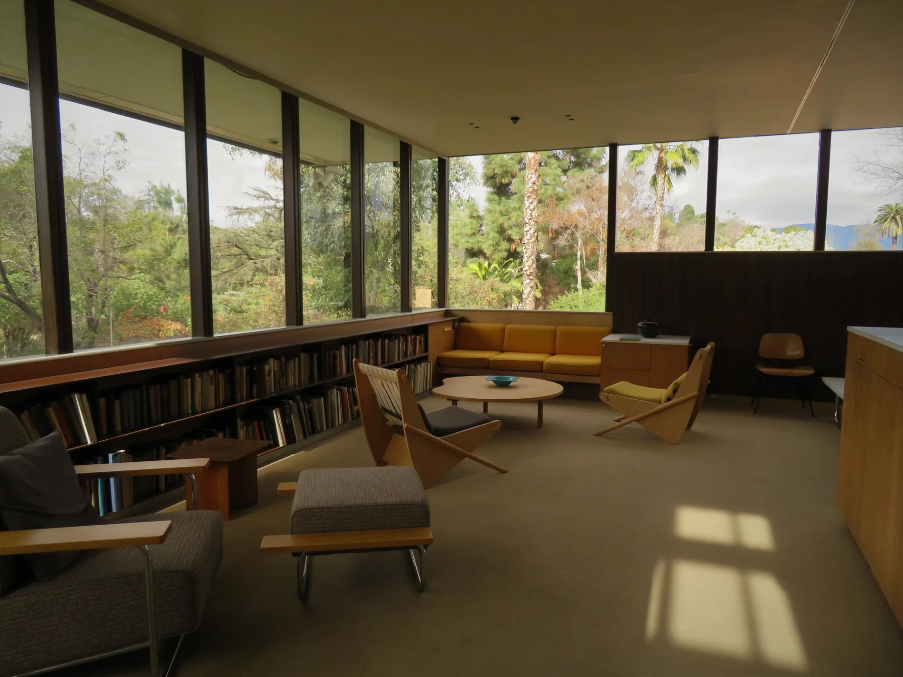 The Neutra VDL Research House II from the street, its glazed upper floor above a planted forecourt.