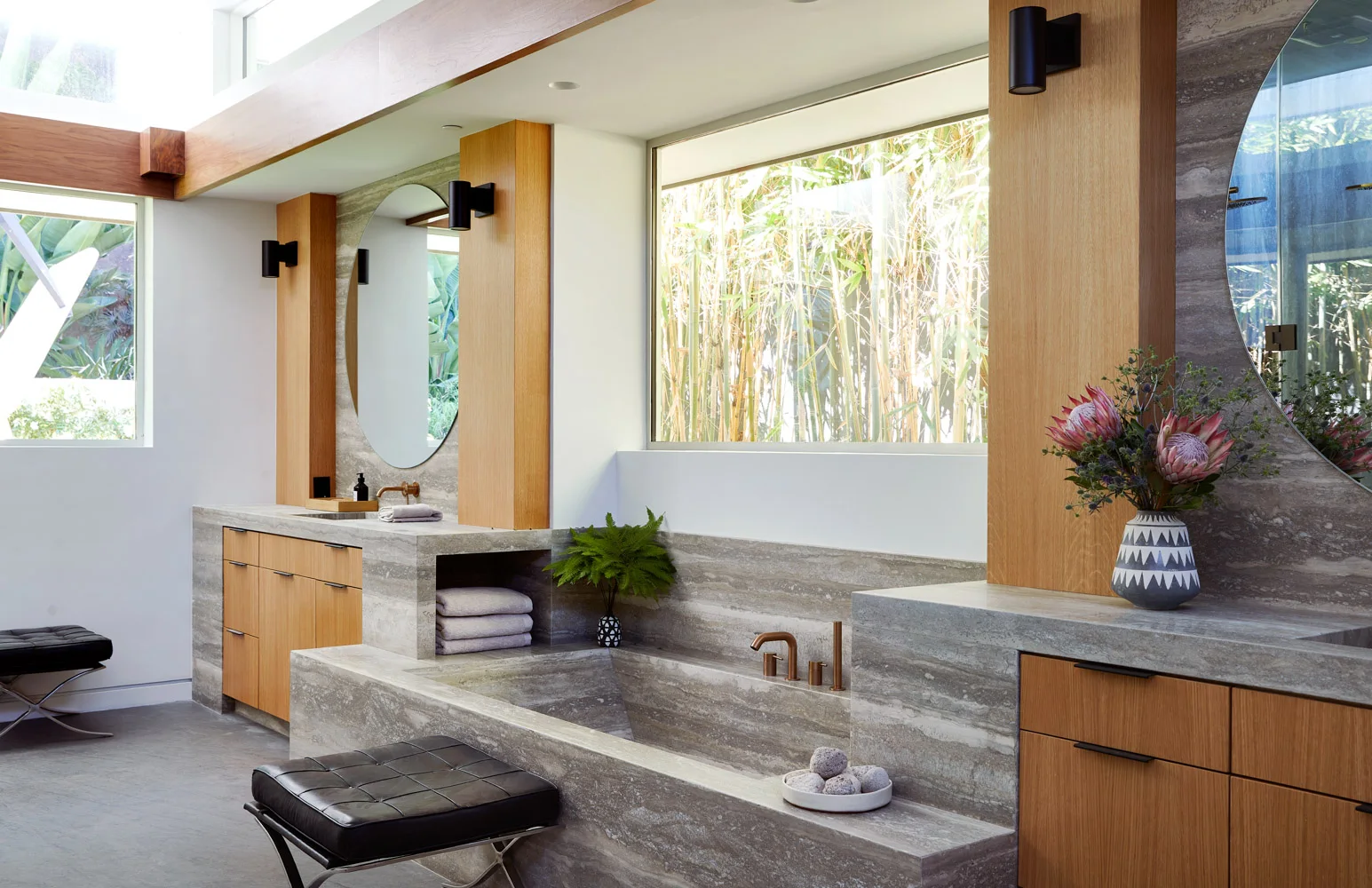 The main bathroom: a stone bath cut like a block.