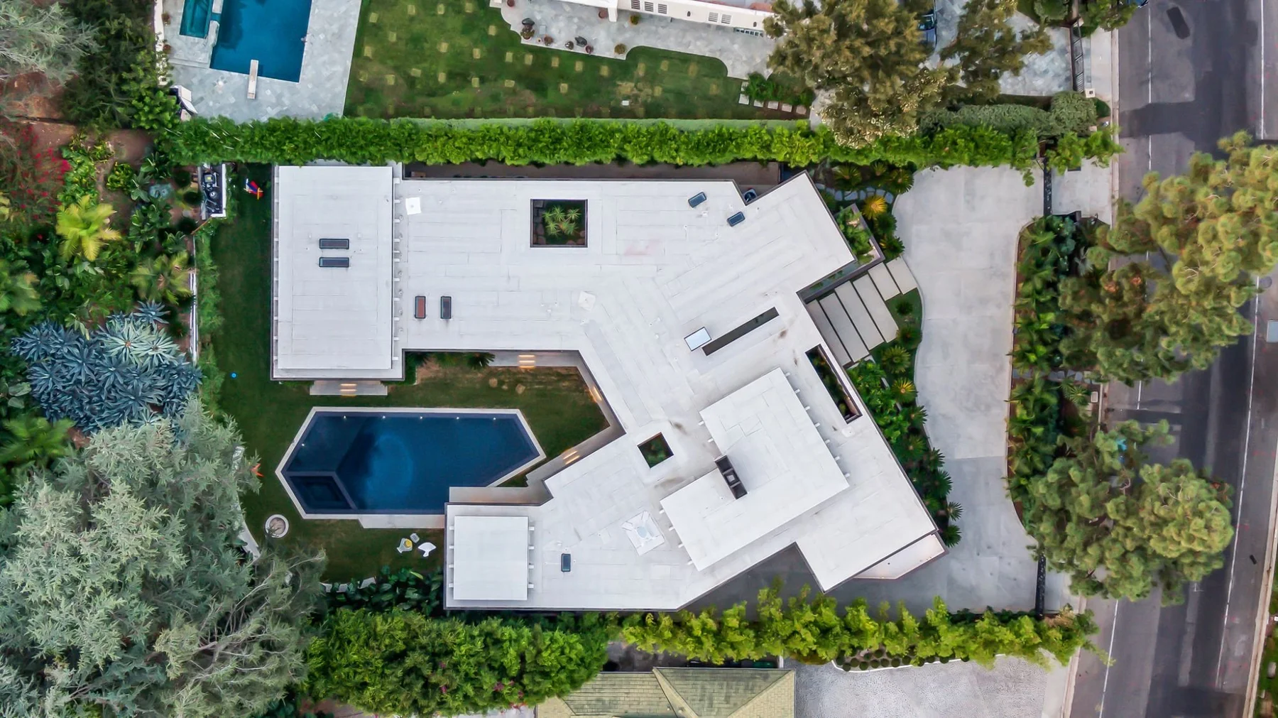 Loma Vista from the air: the house, its court and pool among the trees.